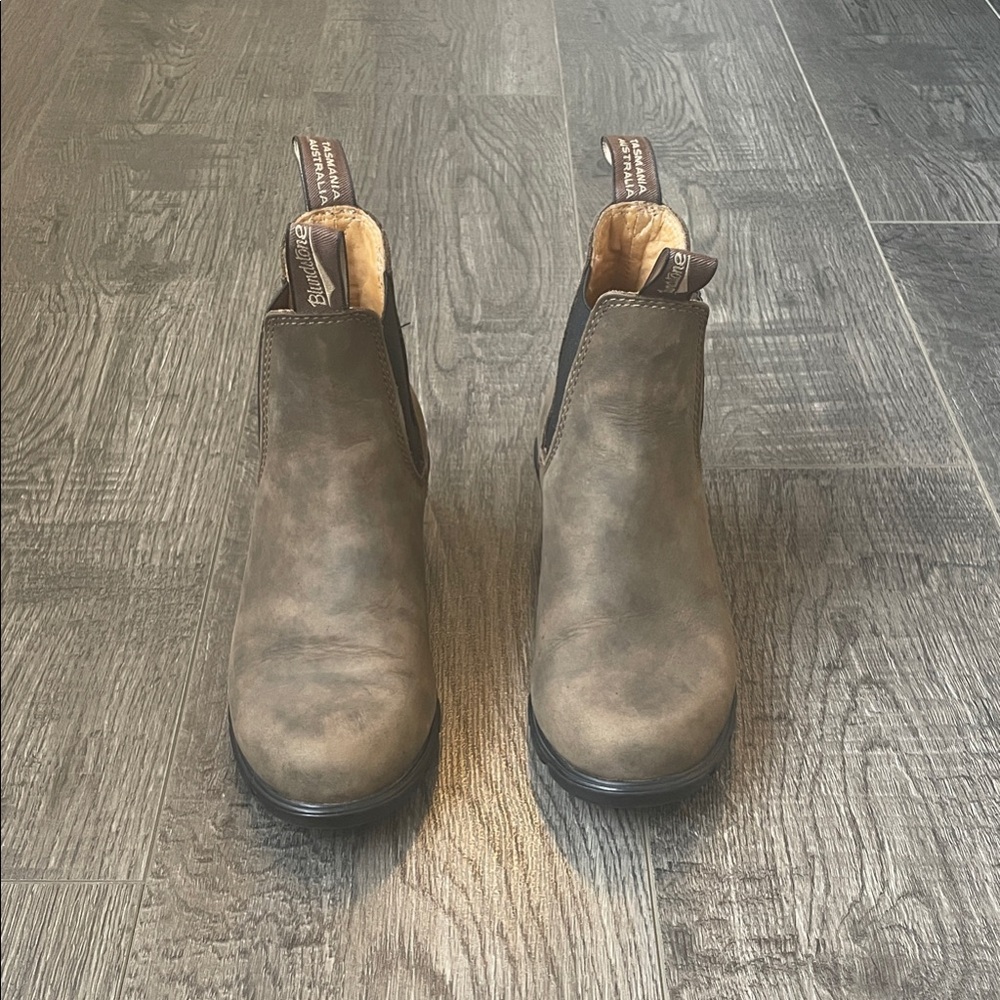 Blundstone 1677 Heeled Chelsea Boot SZ 6.5 US